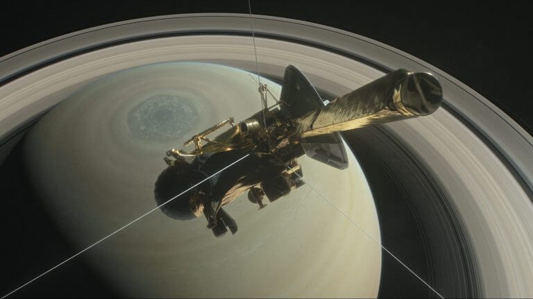הדמייה של קאסיני צוללת ברווח שבין שבתאי וטבעותיו, בשלב האחרון של משימתה בת ה-20 בחלל. מקור: NASA/JPL-Caltech.