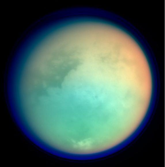 Ultraviolet and infrared shielding of the moon Titan, with which it is possible to penetrate through the atmosphere of the moon, which hides the surface when viewed in the visible light range. Artificial color image, taken by Cassini in 2004. Source: NASA/JPL/Space Science Institute.