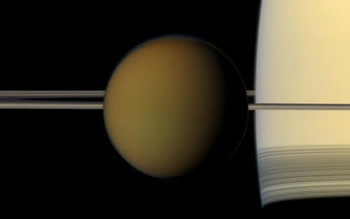 טיטאן על רקע שבתאי וטבעותיו. צולם עיל ידי קאסיני בשנת 2011. מקור: NASA/JPL-Caltech/Space Science Institute.