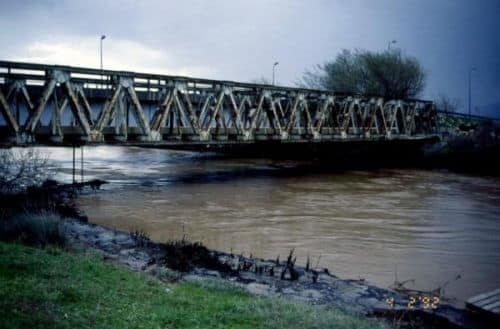 הזיהום בנחל הקישון לפני שיקומו, 1992. צילום: משה ענבר, Wikimedia.