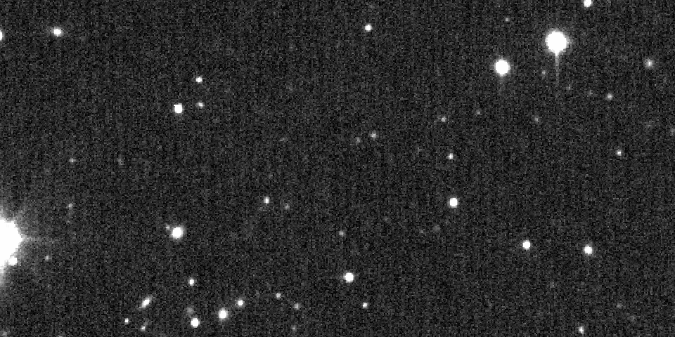 החללית אוסיריס-רקס מתקרבת לכדור הארץ ב-20 בספטמבר 2017, בצילום מטלסקופ עם מראה בקוטר של 0.9 מטר. החללית הייתה אז במרחק של 1.2 מיליון ק"מ מכדור הארץ. מקור: Mike Read/Spacewatch.