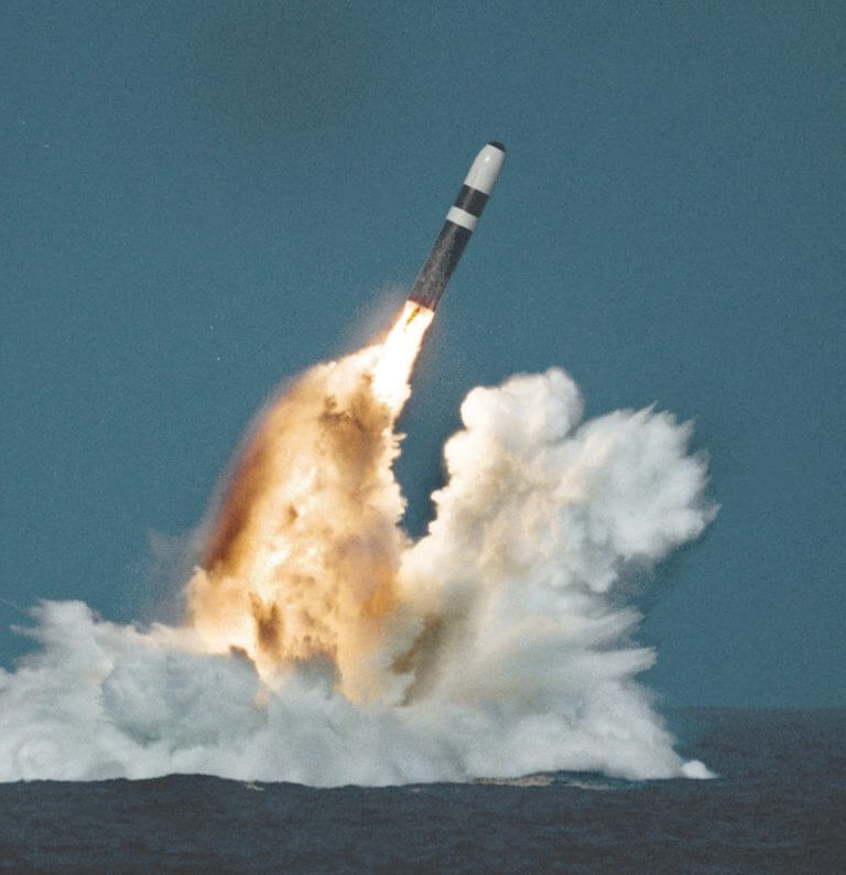 שיגור טיל בליסטי מסוג Trident II. מקור: U.S. Department of Defense photo / Lockheed Martin.