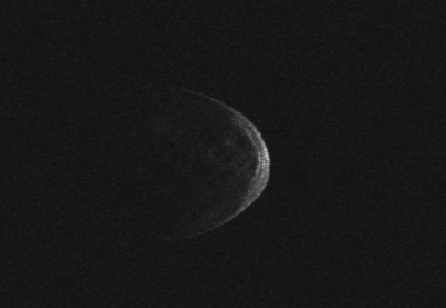 האסטרואיד פלורנס ושתי ירחוניו הקטנים, בצילום אחר ומפורט שבוצע על ידי רדאר של מצפה ארסיבו. מקור: NAICObservatory/NASA.