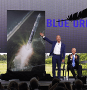 מייסד בלו אוריג'ין, איל ההון ג'ף בזוס, חושף את אתר השיגור של החברה בנמל החלל קייפ קנברל בפלורידה בטקס שנערך ב-2015, ממנו ישוגר המשגר החדש ניו גלן.
