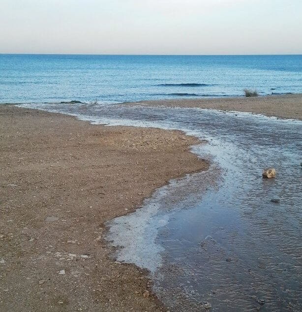 مياه الصرف الصحي تتدفق إلى البحر في حيفا عام 2015. تصوير: د. إيل رحاب.