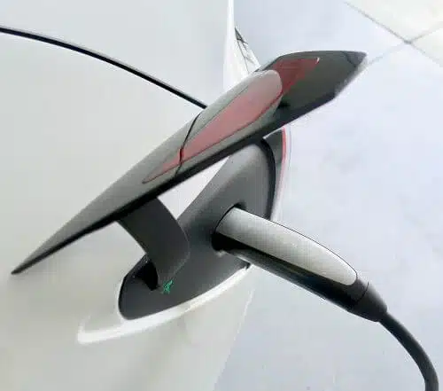 טעינה חשמלית של רכב מודל 3 של טסלה. מקור: Steve Jurvetson.