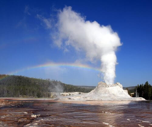 Hot springs, pools and geysers could develop chemical systems essential to the formation of life on Earth, according to one hypothesis. The existing conditions drive a seven-step process, starting with chemical synthesis, through cycles of increasing complexity, and finally inhabiting new territories. Photo: Brocken Inaglory.