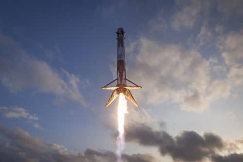 ב-2017 הצליחה ספייס-אקס כבר למחזר טיל: לשגר אותו לחלל, ואז להנחית חלק גדול ממנו בחזרה על סיפון ספינה רובוטית, באופן מדויק ועדין כל-כך שניתן להשתמש בו שוב. מקור: SpaceX.