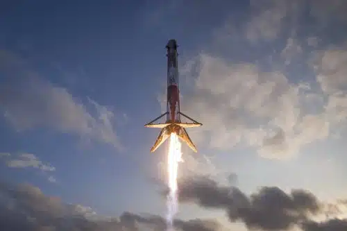 In 2017, SpaceX already managed to recycle a rocket: launch it into space, then land a large part of it back on board a robotic ship, in such a precise and delicate manner that it can be used again. Source: SpaceX.