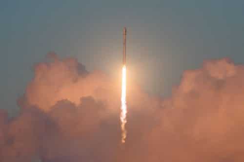 הפאלקון 9 המשומש ממריא לחלל בשיגור המוצלח אתמול. מקור: SpaceX.