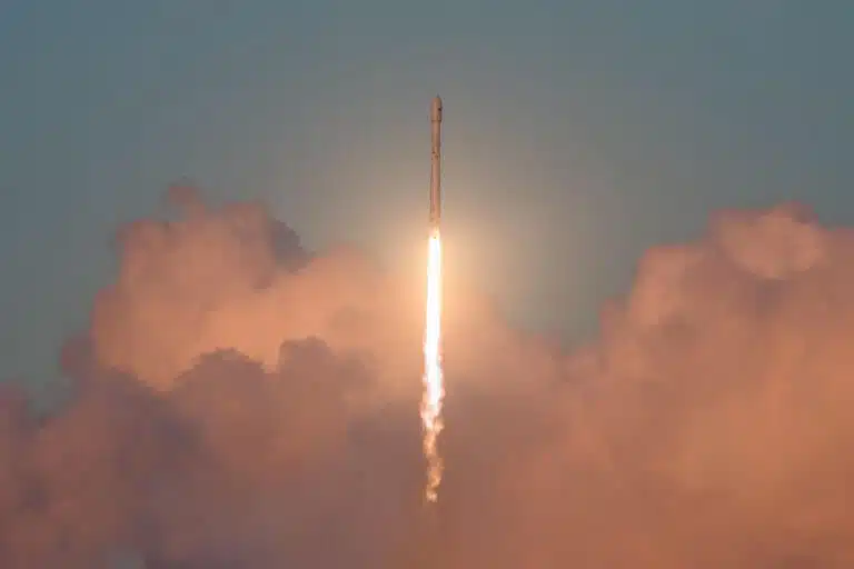 הפאלקון 9 המשומש ממריא אל השמיים בשיגור המוצלח אתמול. מקור: SpaceX.