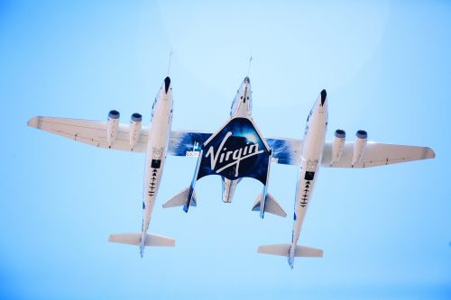 חללית מדגם SpaceShipTwo של וירג'ין, המכונהVSS Unity נישאת על גבי מטוס האם שלה בטיסת ניסוי ב-8 בספטמבר 2016. מקור: Virgin Galactic.