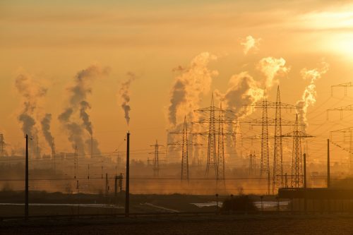 يتسبب تلوث الهواء الناتج عن محطات الطاقة والصناعة والنقل وغيرها في وفاة ما يصل إلى 2,253 شخصًا سنويًا. الرسم التوضيحي: بيكساباي.