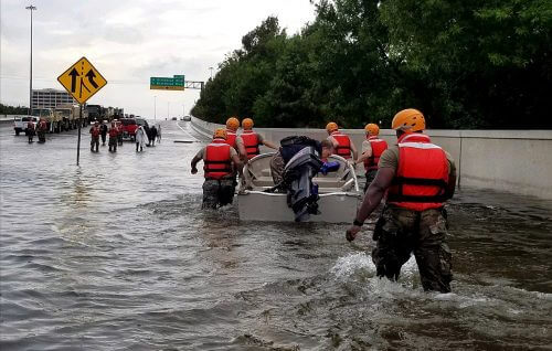 כוחות החירום פועלים בטקסס לאחר פגיעת הוריקן הארווי. צילום: U.S. Army photo by 1st Lt. Zachary West.