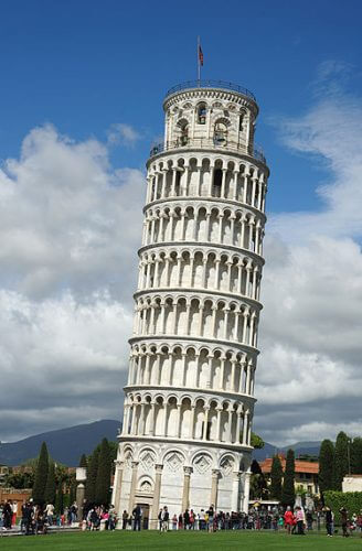 برج الجرس المائل في بيزا، والذي، بحسب القصة، قام غاليليو غاليلي (1642-1564) بإلقاء أجساد مختلفة من قمته لإثبات مبدأ التكافؤ. من ويكيبيديا
