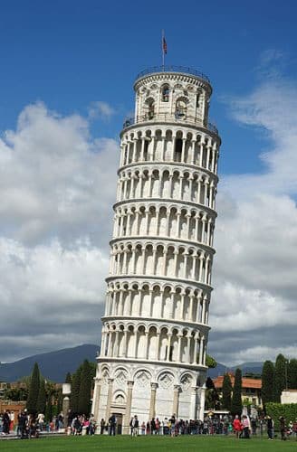 The leaning bell tower of Pisa, from which, according to the story, Galileo Galilei (1642-1564) threw various bodies from its top in order to prove the principle of equivalence. From Wikipedia