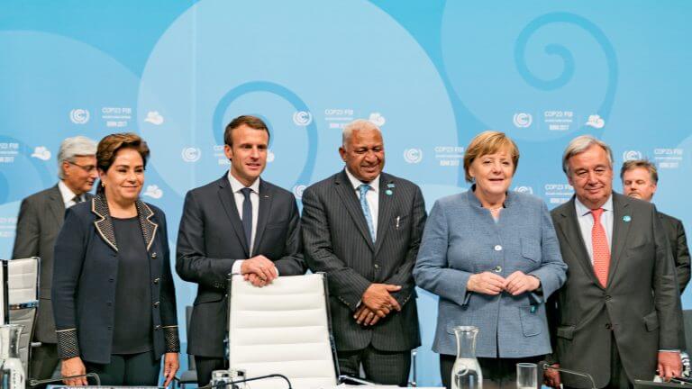 ועידת האו"ם לשינוי האקלים בבון. מימין לשמאל: מזכ"ל האו"ם אנטוניו גוטרש, קאנצלרית גרמניה אנגלה מרקל, ראש ממשלת פיג'י פרנק ביינימרמה, נשיא צרפת מנואל מקרון ומנזכ"ל UNFCCC פטרישיה אספינוסה. צילום: UNclimatechange.