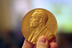 מטבע פרס נובל לכימיה. מקור: Adam Baker.