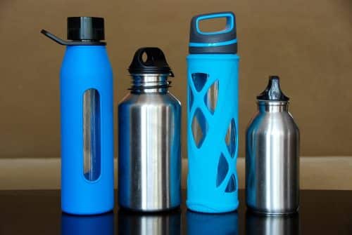 تقدم العديد من الشركات المصنعة حاليًا زجاجات مصنوعة من معادن مختلفة كبديل للزجاجات البلاستيكية. الرسم التوضيحي: بيكساباي.