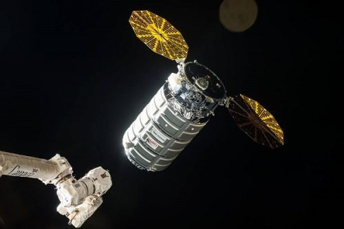 חללית המטען סיגנוס שנשאה את המעבדה לתחנת החלל הבינלאומית (צילום: נאס"א).