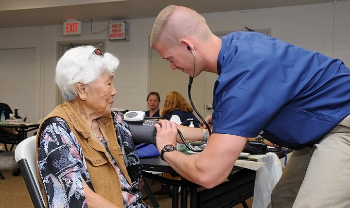 לפי ד"ר אורית גולדמן, התבונה המלאכותית מאפשרת לחזות קשישים הצפויים להתדרדר כדי למקד את הטיפול בהם. תמונת אילוסטרציה. מקור: U.S. Air Force photo.