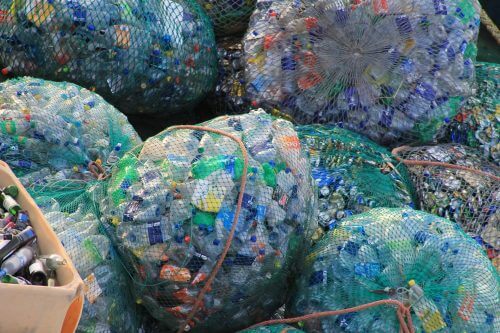كل هذا البلاستيك الذي نستهلكه جميعًا لا يختفي بمجرد عدم استخدامه بعد الآن. الرسم التوضيحي: بيكساباي.