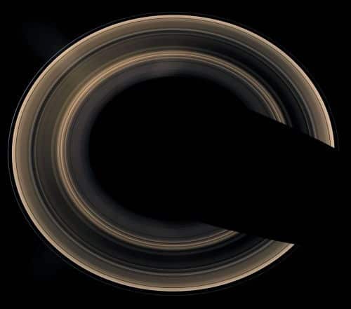 קסיני מצאה שהטבעות של שבתאי מורכבות ממיליארדי גרגרי קרח ושמפרידים ביניהן פערים הנגרמים בהשפעת המשיכה הכבידתית של ירחים. (באדיבות נאס"א, JPL והמכון למדע החלל)