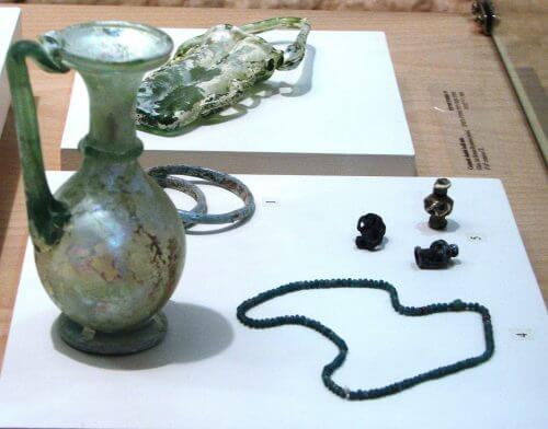 כלי זכוכית עתיקים מהתקופה הרומית המאוחרת, שנמצאו בחורבת קסטרא. צילום: Hanay, Wikimedia.