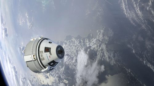 הדמייה ממוחשבת של החללית סטארליינר של בואינג, בדרכה לתחנת החלל הבינלאומית. מקור: בואינג.