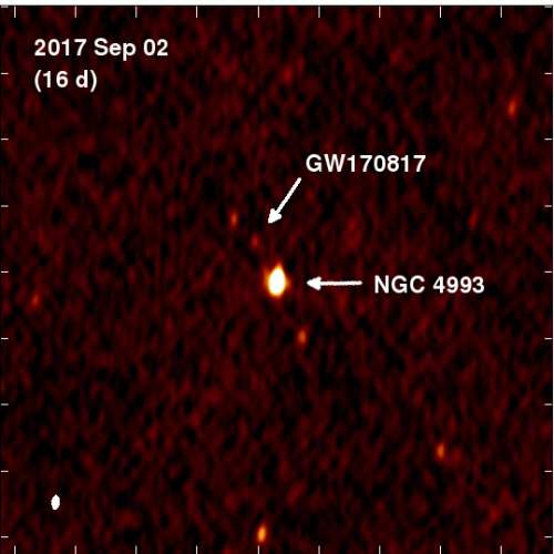 תמונה של קרינת הרדיו מאירוע גלי הכבידה GW170817. הנתונים שנאספו באמצעות טלסקופ רדיו בשם ״המערך הגדול״ (The very large array) מצביעים על כך שקרינת הרדיו רק הולכת ומתבהרת. מקור: NRAO/AUI/NSF: D. Berry.