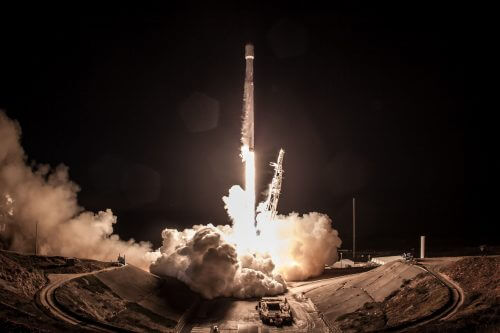 שיגור הפאלקון 9 האחרון של החברה ב-22 בדצמבר 2017, ביום שישי האחרון, שהיה האחרון שלה לשנה החולפת. השיגור בוצע מבסיס חיל האוויר ונדנברג בקליפורניה, והביא בהצלחה למסלול נמוך-ארץ 10 לוייני תקשורת של חברת Iridium. צילום: SpaceX.