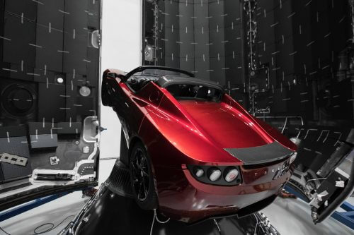הרכבת מעטפת המטען של המשגר פאלקון כבד סביב מכונית הטסלה רודסטר של אילון מאסק. צילום: SpaceX.