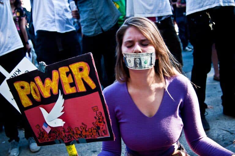 מפגינה במהלך הפגנות "אוקיופיי וול סטריט", 2011. צילום: Glenn Halog.
