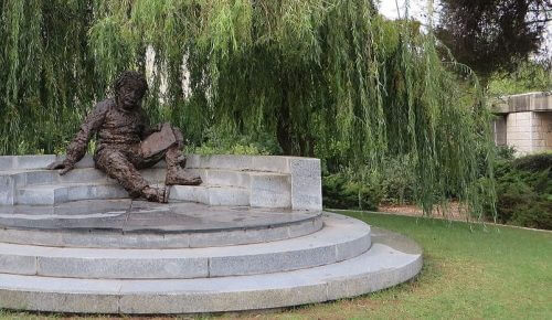 Albert Einstein statue near the Israel Academy of Sciences building. Photo: Jpbowen, Wikimedia.