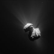 השביט P67. צולם על ידי הגשושית רוזטה ב-7 ביולי 2015 ממרחק של 154 ק"מ. מקור: ESA/Rosetta/NAVCAM.