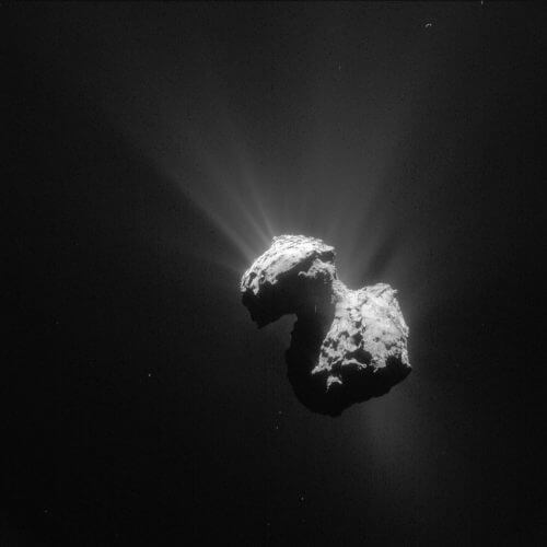 השביט 67P. צולם על ידי הגשושית רוזטה ב-7 ביולי 2015 ממרחק של 154 ק"מ. מקור: ESA/Rosetta/NAVCAM.