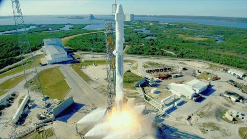 لحظة إقلاع قاذفة Falcon 9 المستعملة، وفي مقدمتها مركبة Dragon الفضائية المستعملة، على منصة الإطلاق SLC-40 في قاعدة كيب كانافيرال الجوية في فلوريدا، المصدر: ناسا.