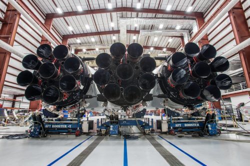 The 27 engines of the Falcon launcher are heavy. Source: Elon Musk's Twitter page.