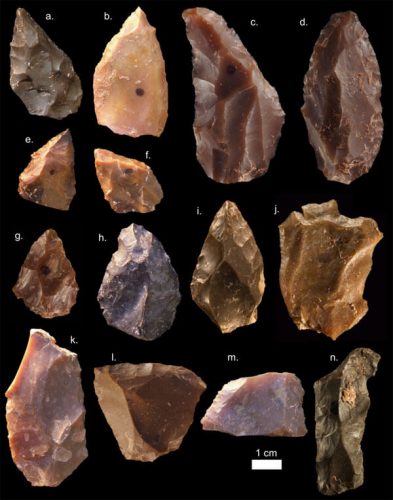 כלי אבן מג'בּל איע'וּד מראים שלבני האדם בצפון אפריקה הייתה לפני 300,000 שנה טכנולוגיה המתאימה לתקופה המכונה תקופת האבן המרכזית. מקור: Mohammed Kamal, MPI EVA Leipzig (License: CC-BY-SA 2.0).