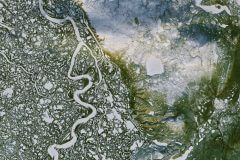 הקרקעות בחוג הארקטי קפואות מזה אלפים ולעתים אף מאות אלפי שנים. צילום: NASA.