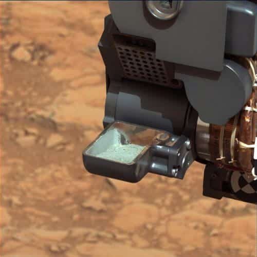 צילום של דגימה שהרובר קיוריוסיטי חפר, לפני שהיא נכנסת למעבדה הניידת של הרובר, בה נמצא, בין היתר, המכשיר CheMin שבעזרתו חיפש הרובר אחר מינרלים קרבונטים. מקור: נאס"א.