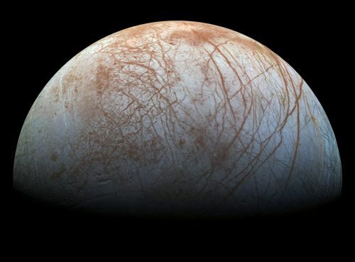 אירופה כפי שצולם על ידי גלילאו בסוף שנות התשעים. ניתן לראות כי פני שטחו אינם כוללים כמעט כלל מכתשים, דבר המעיד על גילם הצעיר יחסית מבחינה גאולוגית. לעומת זאת, הם מצולקים ברצועות וסדקים, המעידים על תנועה ותזוזה של שכבת הקרח. מקור: NASA/JPL-Caltech/SETI Institute.
