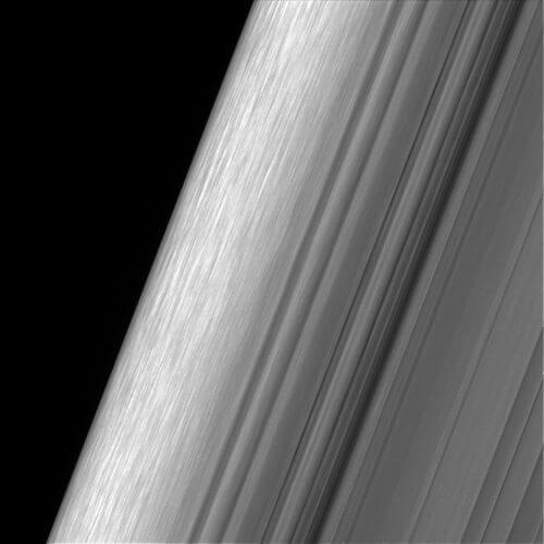החלק החיצוני בטבעת B של שבתאי, הפנימית מבין שתי הטבעות הגדולות של כוכב הלכת. גם בצילום תקריב זה ניתן לראות את הגלים בטבעות, הנובעים במקרה זה מהשפעת הכבידה של הירח מימאס. בקצה הטבעת ניתן לראות התוואי העשיר המכונה "קש" על ידי חוקרי נאס"א. הצילום בוצע על ידי קאסיני ב-18 בדצמבר 2016 ממרחק של 52,000 ק"מ. התמונה עצמה עברה "ניקוי" מלכלוך שנגרם על ידי קרינה קוסמית וחלקיקים אנרגטיים בקרבת שבתאי. מקור: NASA/JPL-Caltech/Space Science Institute.