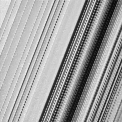 צילום תקריב בחלק החיצוני של טבעת B. חוקרי נאס"א לא הצליחו לקבוע עדיין את הגורמים לצורות הנראות בתמונה. צולם ב-18 בדצמבר 2016 ממרחק של 51,000 ק"מ. מקור: NASA/JPL-Caltech/Space Science Institute.