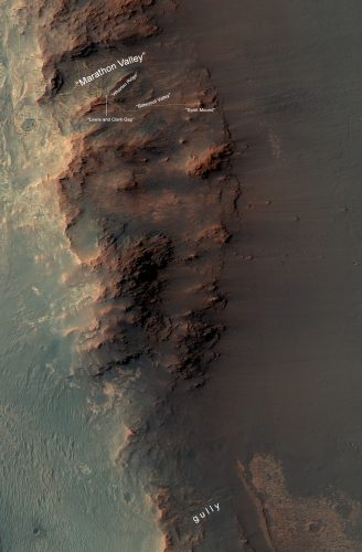 حافة فوهة إنديفور التي تستكشفها مركبة أوبورتيونيتي منذ عام 2011. والقناة التي تشق طريقها إليها الآن تحمل كلمة Gully أسفل الصورة. لارتفاع. المصدر: ناسا.