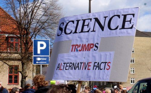 שלט עם הכיתוב "מדע מנצח עובדות אלטרנטיביות", במהלך הפגנה למען המדע, אפריל 2017. צילום: Benno Hansen.