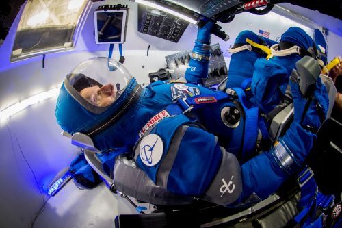 אסטרונאוט נאס"א לשעבר כריס פרגוסון מדגמן את החליפה החדשה של בואינג בתוך דגם של החללית סטאליינר. החליפה החדשה מציגה חידושים טכנולוגיים הנותנים לה גמישות רבה יותר ומפחיתים ממשקלה. מקור: בואינג.