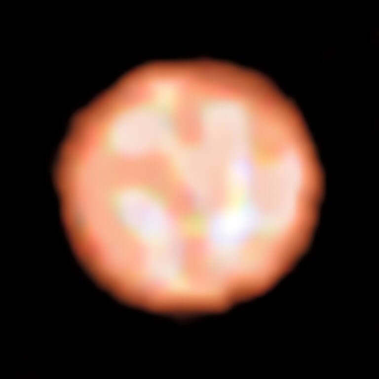 התוואים שנראים על פניו של הענק האדום π1 Gruis הינם תאי הסעת חום, בהם פלזמה חמה נעה מעלה ממעמקי הכוכב, מתקררת, וחוזרת מחדש פנימה. למרות הטשטוש בתמונה, היא פורצת דרך ביכולתה לצפות בדיסקת הכוכב ממרחק של 530 שנות אור, ולזהות בפעם הראשונה את התופעה הזו באופן ישיר על כוכב שאינו השמש שלנו. מקור: ESO.