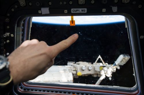 תיעוד של פגיעת מיקרומטאוריד באחד מחלונות מודול קופולה של תחנת החלל הבינלאומית. חללית הדרגון ששוגרה היום תביא לתחנה מכשיר שינטר אחד פגיעות חלקיקי פסולת חלל בתחנה כדי ללמוד איך להגן טוב יותר על חיי האסטרונאוטים. מקור: NASA.