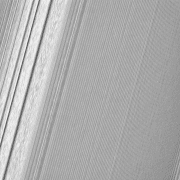 אחד מצילומי התקריב החדשים שבוצעו על ידי קאסיני ב-18 בדצמבר 2016. בצילום זה נראה חלק מטבעת A של קאסיני, החיצונית מבין שתי טבעותיו הגדולות, ונמצאת במרחק של כ-134 אלף ק"מ מכוכב הלכת. הצילום בוצע ממרחק של 56,000 ק"מ. ניתן לראות בצד שמאל של התמונה את התוואי המכונה על ידי נאס"א "קש", הנגרם על ידי התקבצויות קטנות של חלקיקי הקרח הקטנטנים מהם מורכבים טבעות שבתאי. הקש עצמו נראה על גבי גלים בטבעת, אשר נוצרים בהשפעת הכבידה של הירחים אפימתאוס ויאנוס. בשאר התמונה נראים ה"עקבות" של כוח הכבידה של הירחון פאן. מקור: NASA/JPL-Caltech/Space Science Institute.